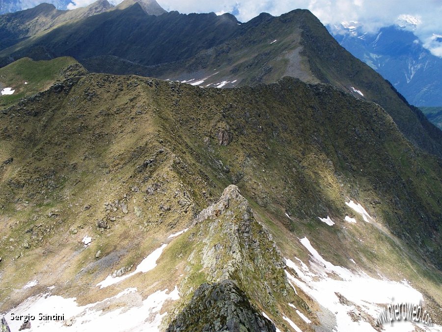 12 Cima Vallocci con la cresta percorsa sino alla Bocc. dei Lupi.JPG